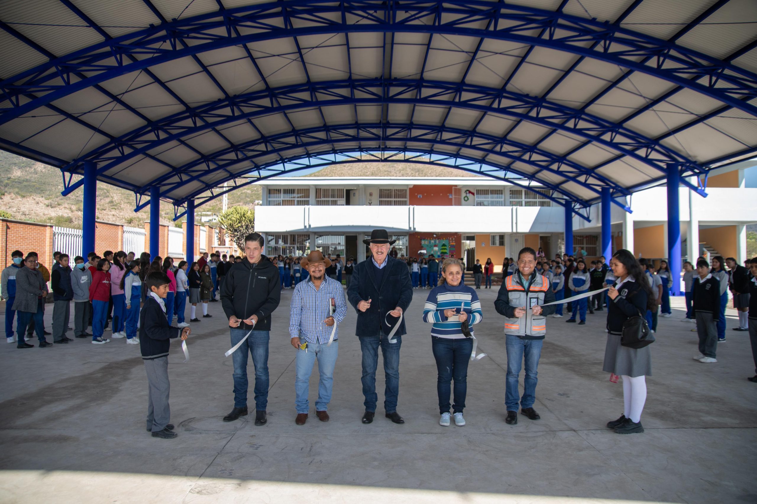 Enrique Vega realizó la entrega de arcotechos en escuelas de Santa María de los Baños y Hacienda La Cruz