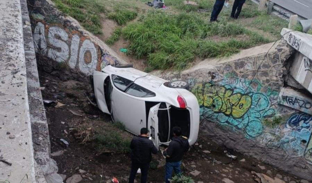 Mujer vuelca su vehículo y cae a dren pluvial en la México – Querétaro