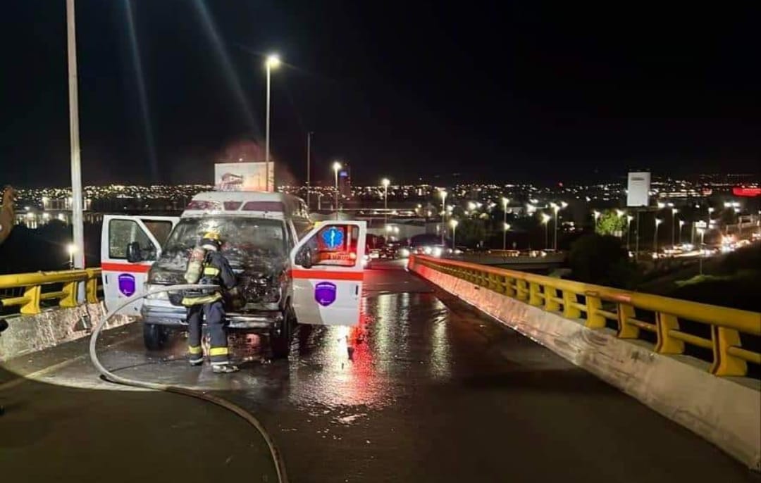 Arde ambulancia en el viaducto que conecta a 5 de Febrero con Bernardo Quintana