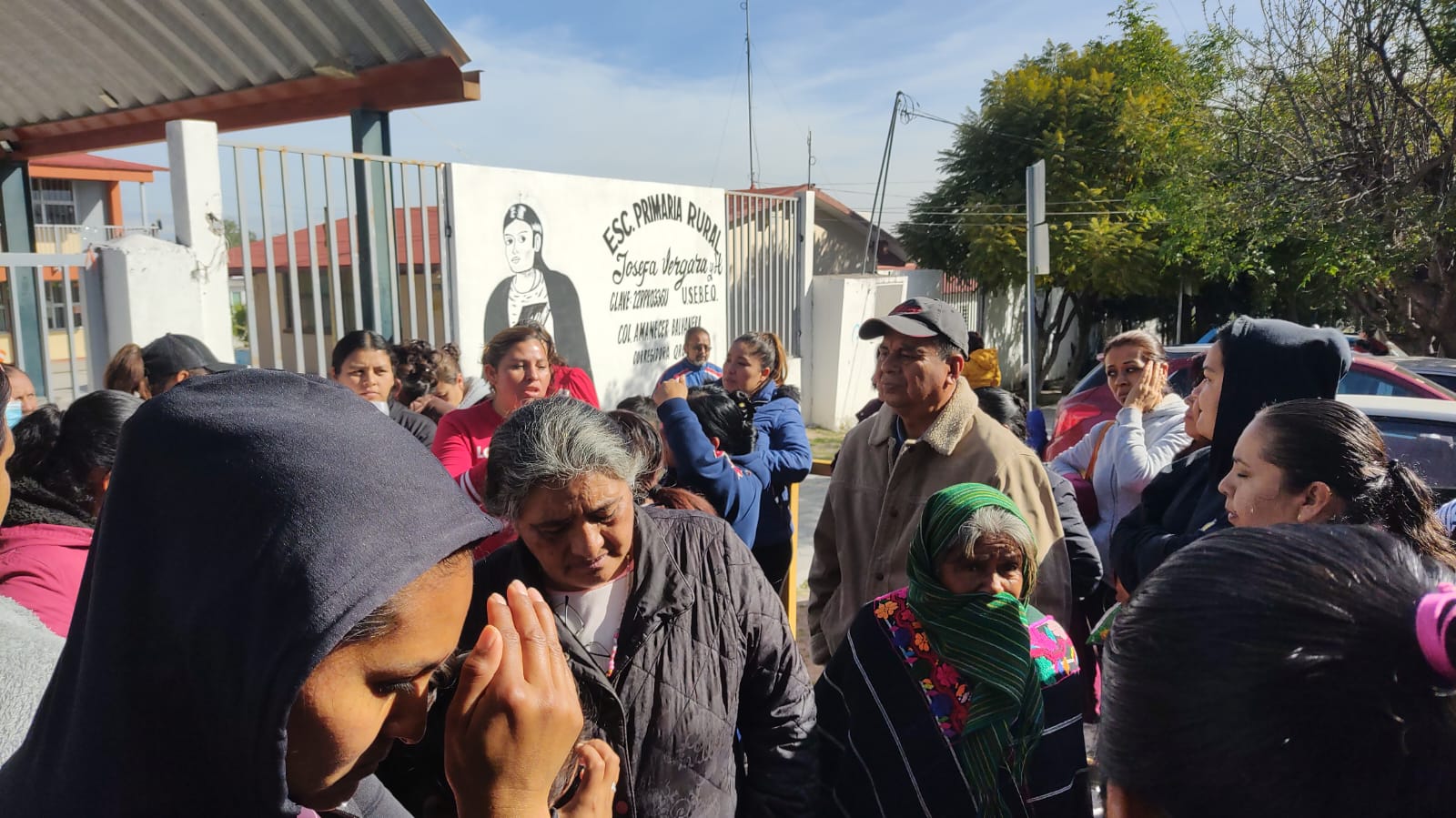 Padres de familia se manifiestan en la Escuela Josefa Vergara y “H” por robos al plantel