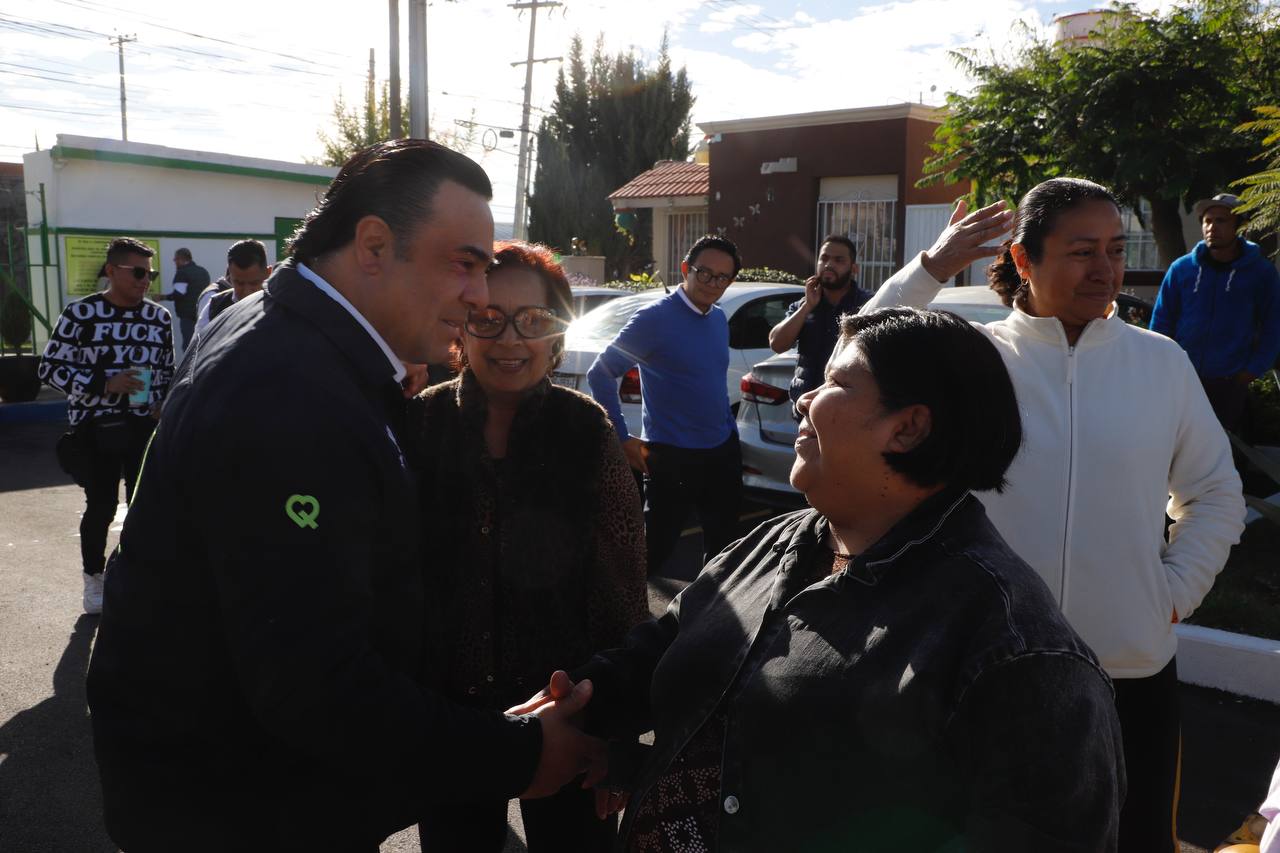 Entrega Luis Nava beneficios de Condominio Mejorado en Quinta Cerrada Los Robles