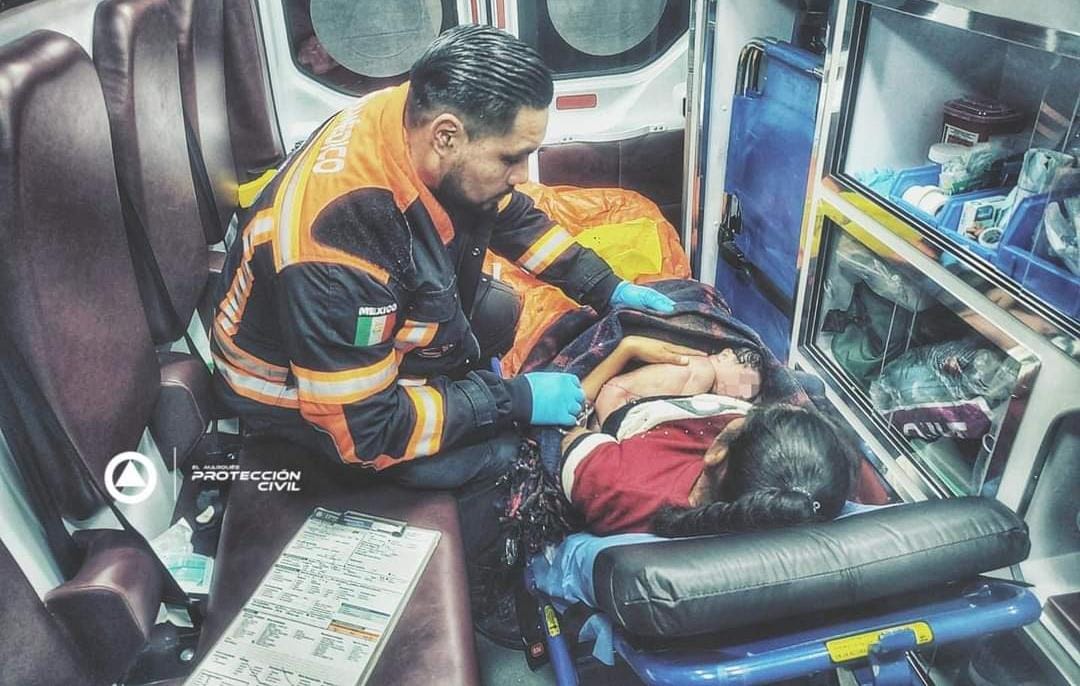 Paramédicos asisten a mamá a dar a luz a su bebé en la ambulancia