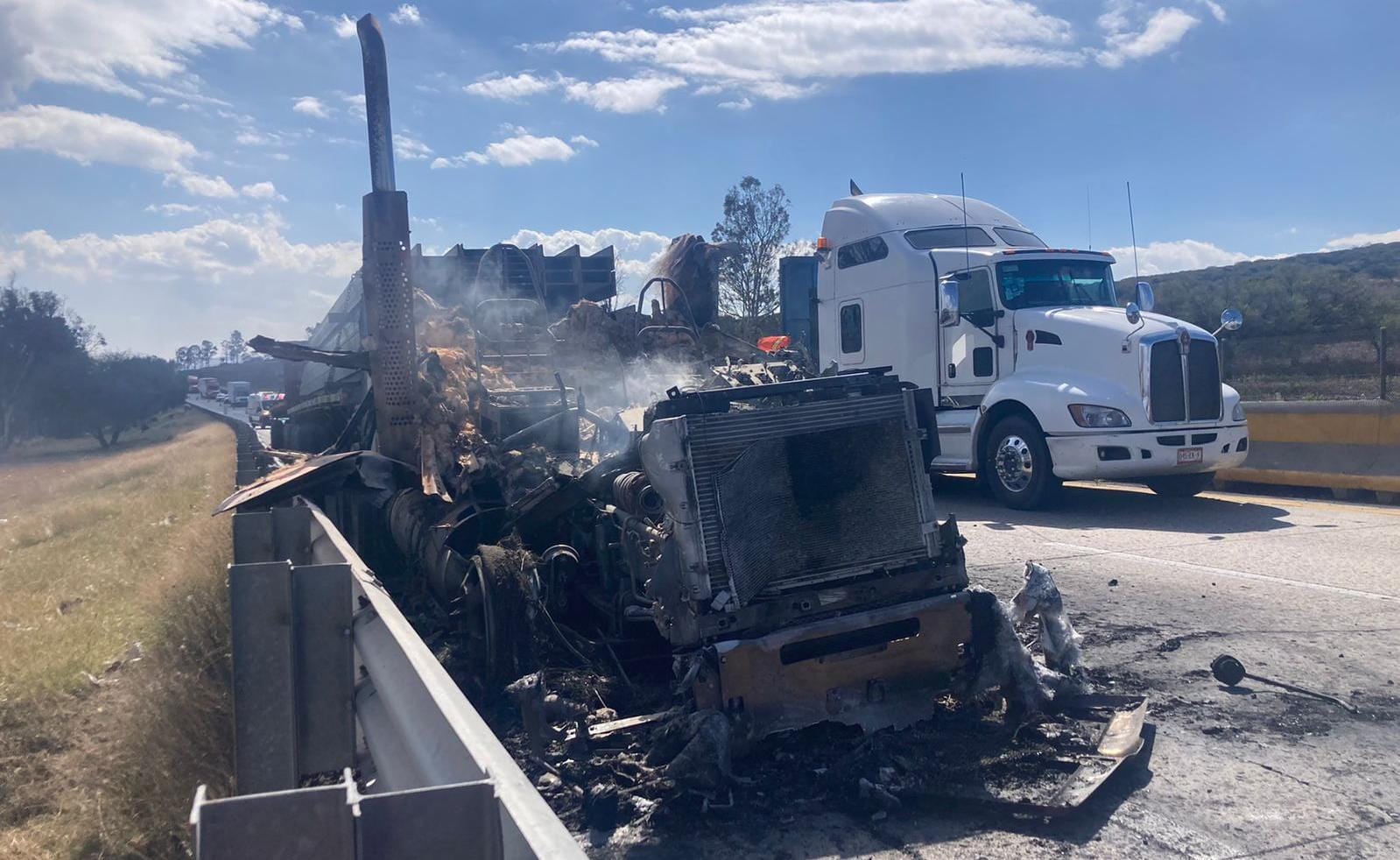 Arde tráiler en el Libramiento Noreste por falla eléctrica