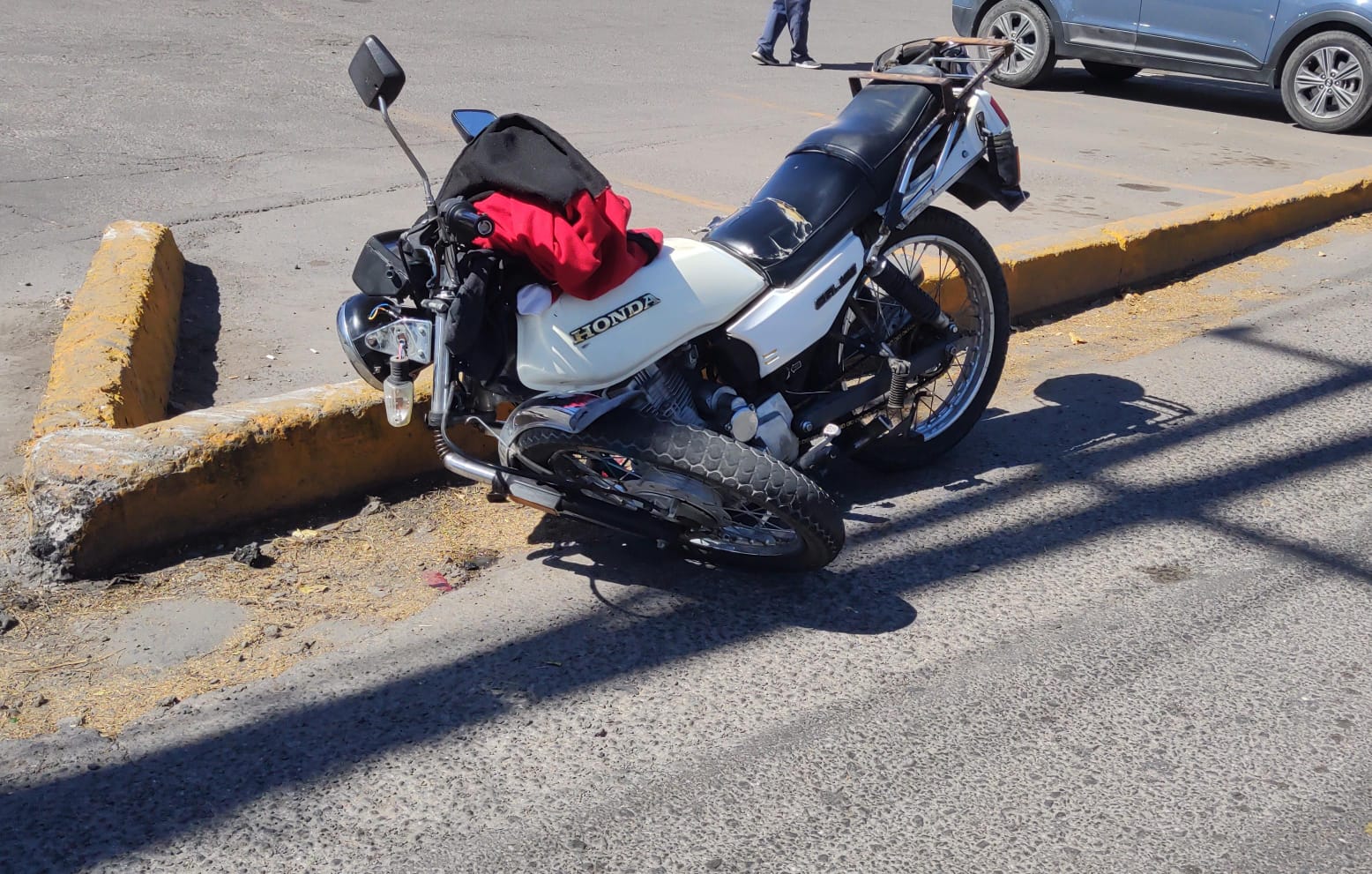 Automovilista realiza corte circulación a motociclista y lo derriba en Jurica