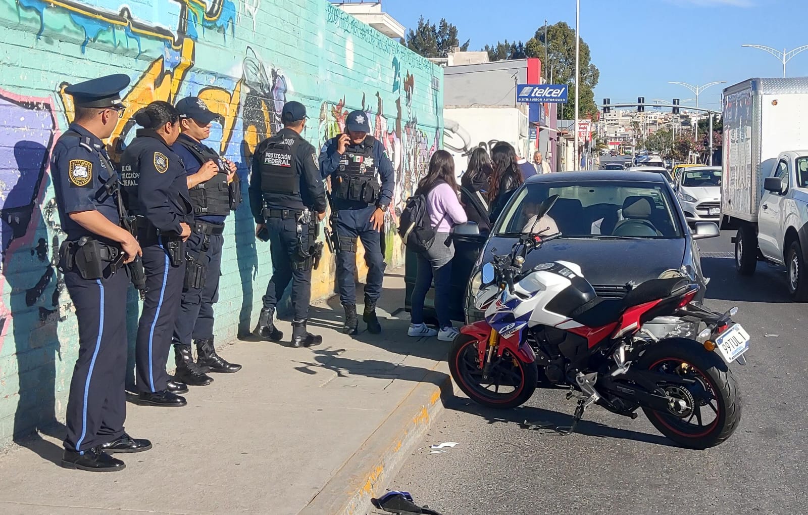 Imprudente conductor derribó a pareja de motociclistas en Pie de la Cuesta