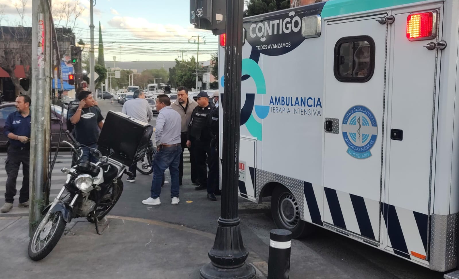 Motociclista lesionado tras ser derribado por un camión de pasajeros en Los Arcos