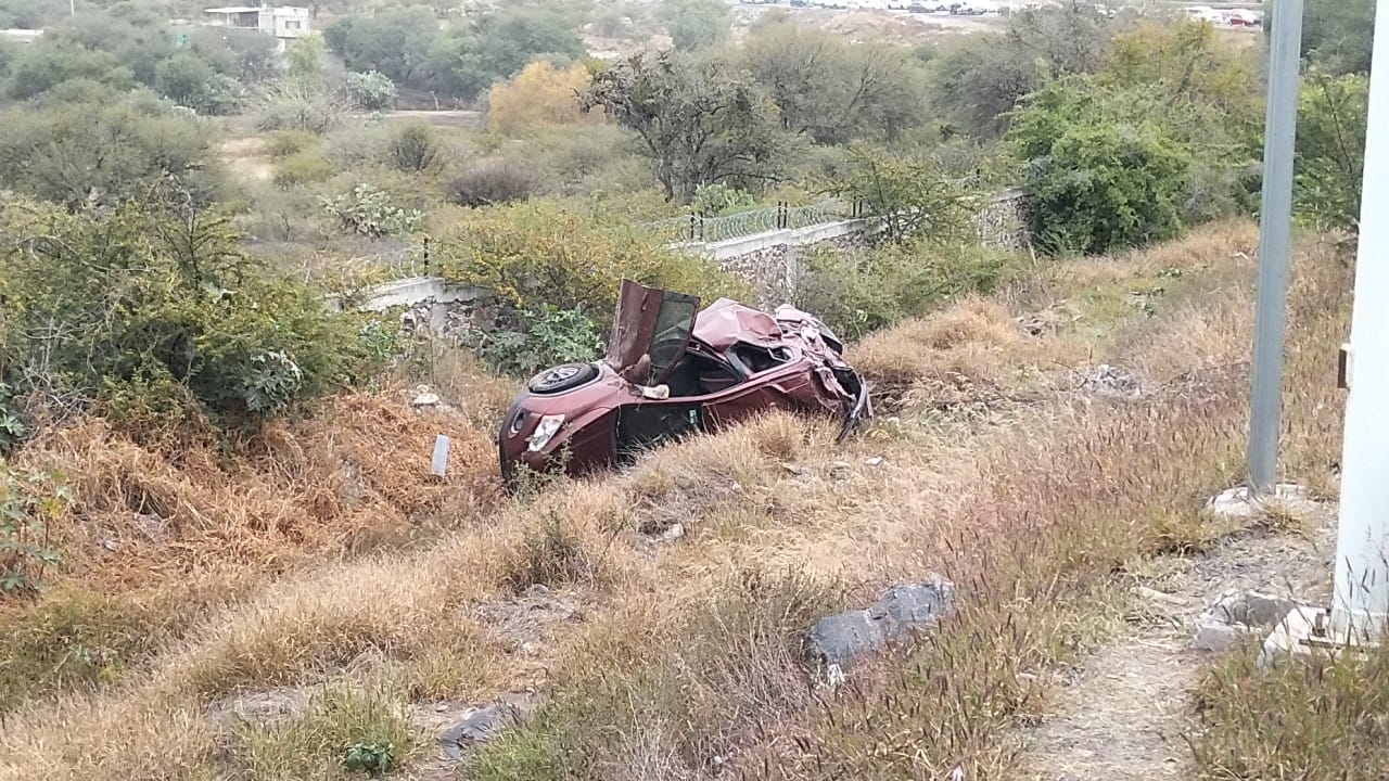 Vehículo sale de camino y vuelca en el Libramiento Sur Poniente