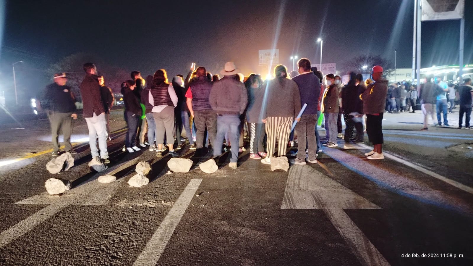 Habitantes de Corregidora bloquearon la carretera Libre a Celaya por incendio en relleno sanitario