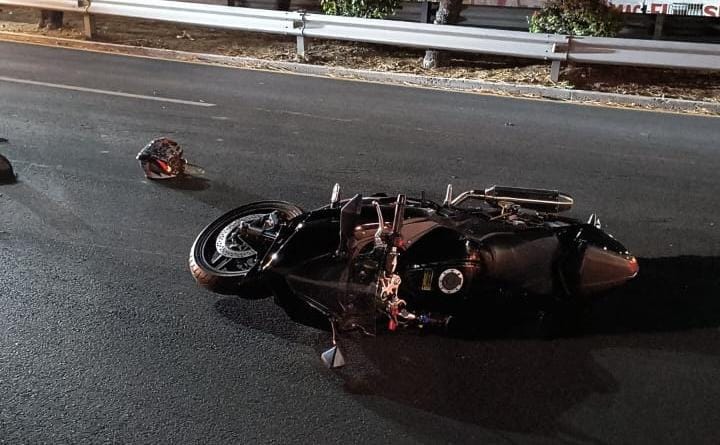 Muere motociclista al ser impactado por un tráiler en Bernardo Quintana