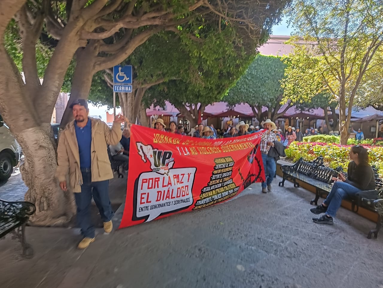 Se manifiesta Unidad Patriótica Nacional en Palacio de Gobierno