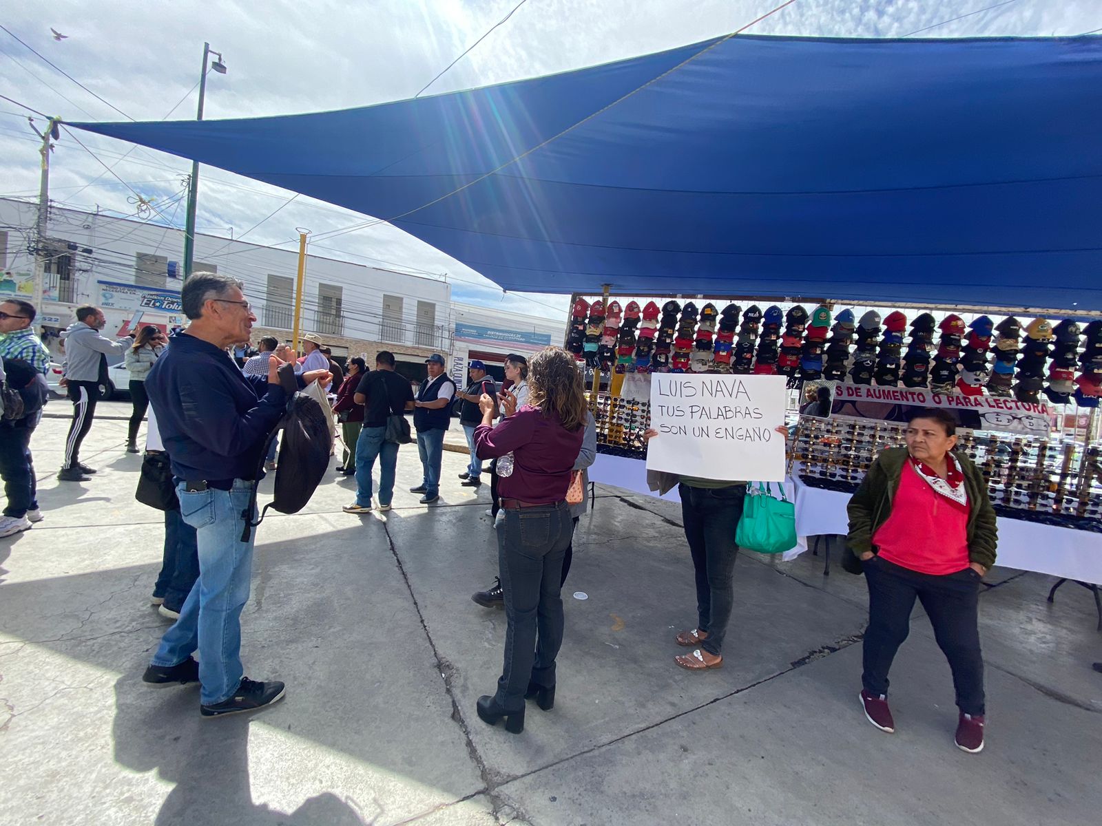 Comerciantes se manifiestan en el Mercado de La Cruz