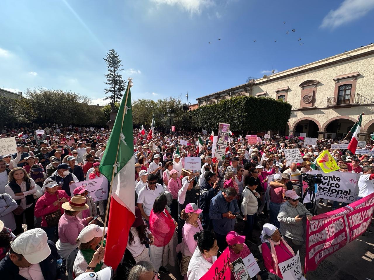 Querétaro se suma a la marcha en defensa de la democracia