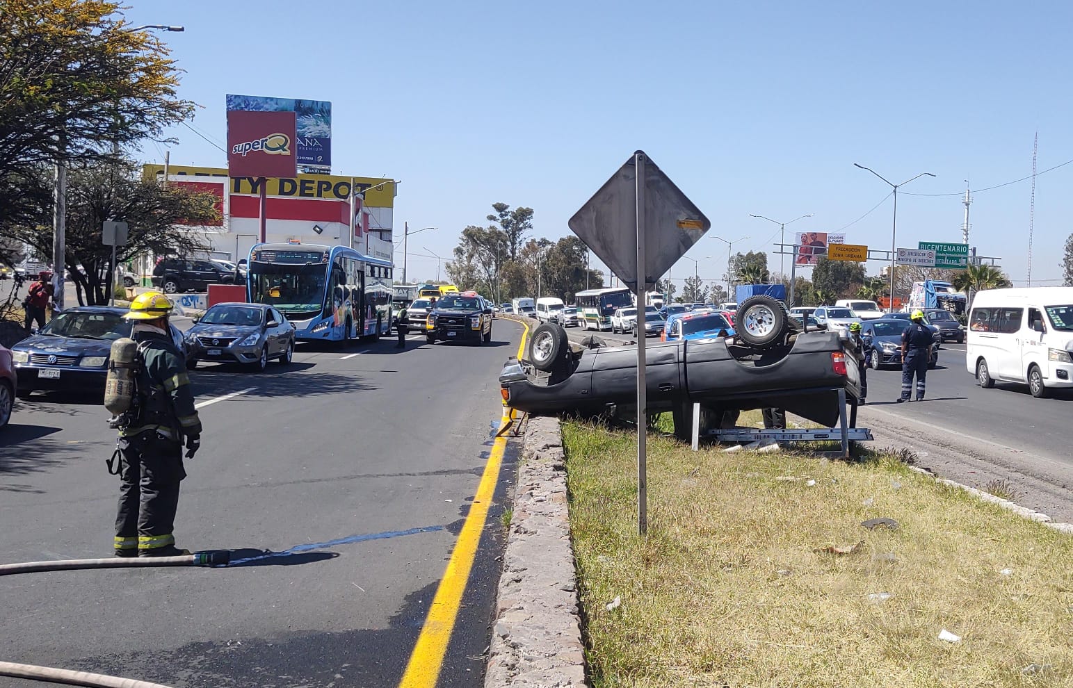 Vuelca camioneta en la México Querétaro a la altura de Lomas de Casa Blanca