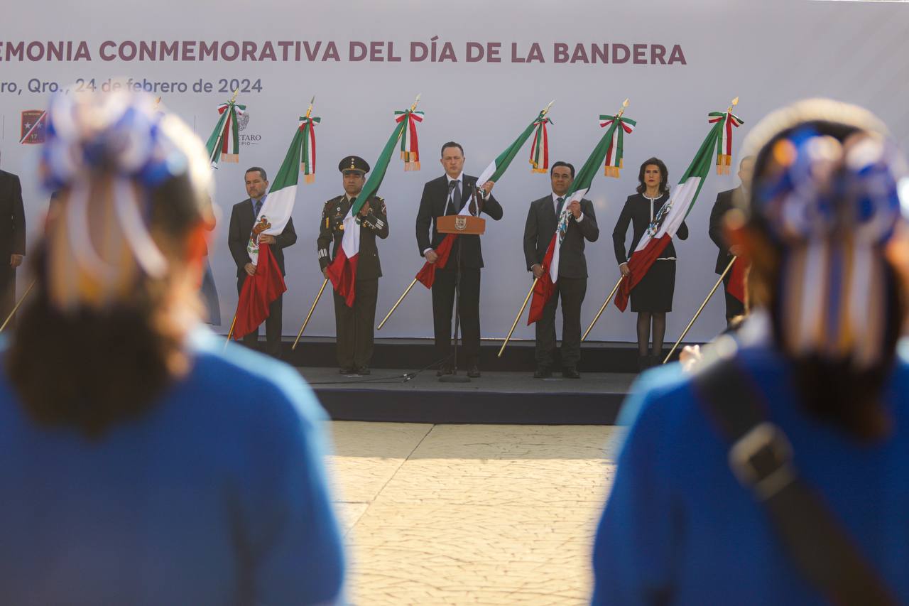 Participa Luis Nava en ceremonia del Día de la Bandera