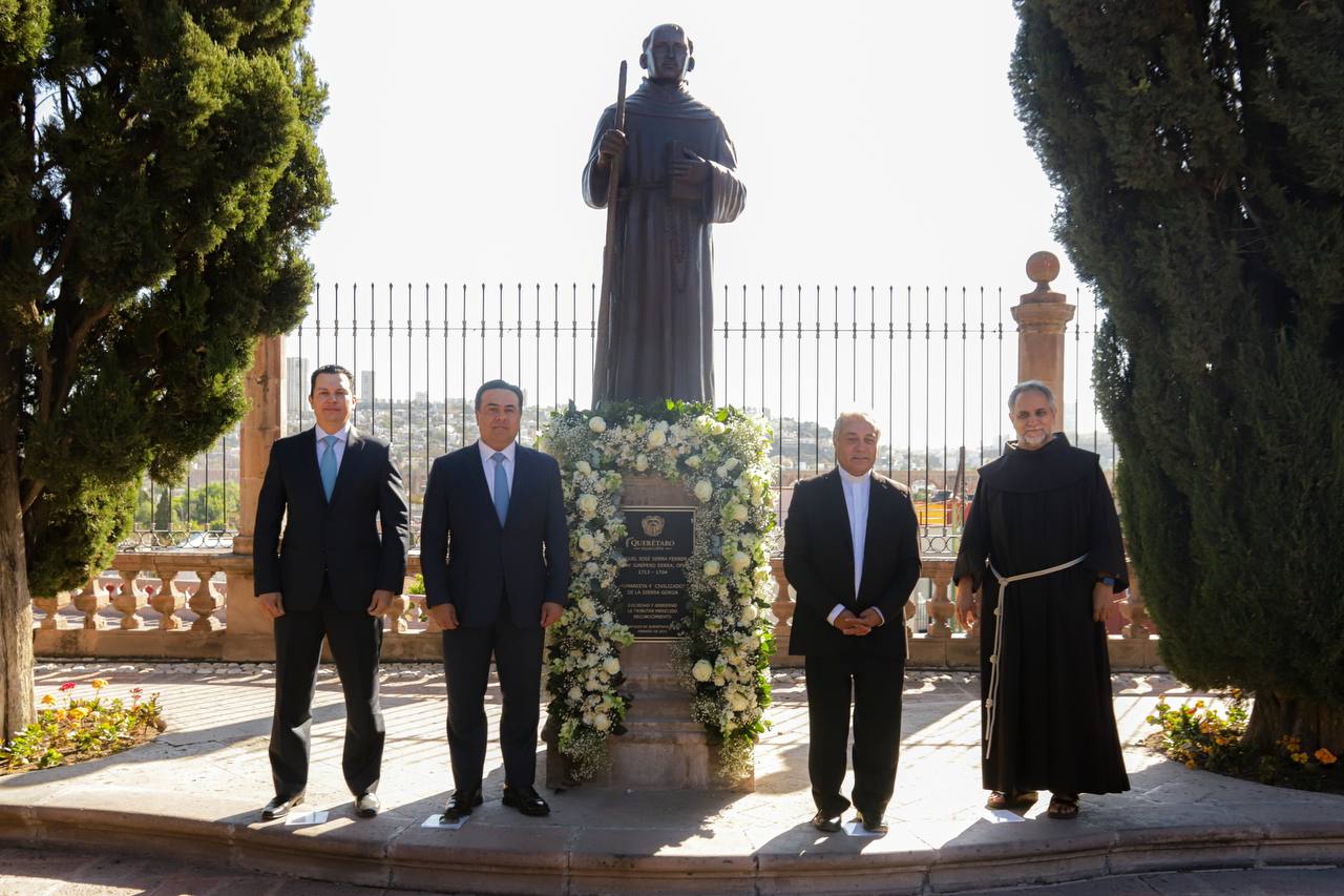 Devela H. Ayuntamiento la placa y escultura de Miguel José Serra Ferrer, en el Recinto de Honor de Personas Ilustres de Querétaro