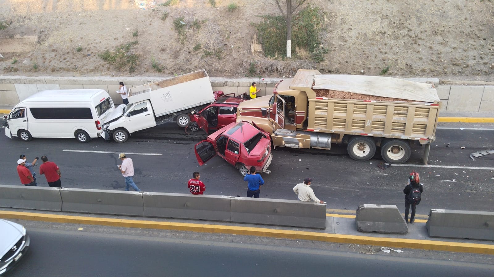 Camión de volteo embistió a varios vehículos en el Paseo Central