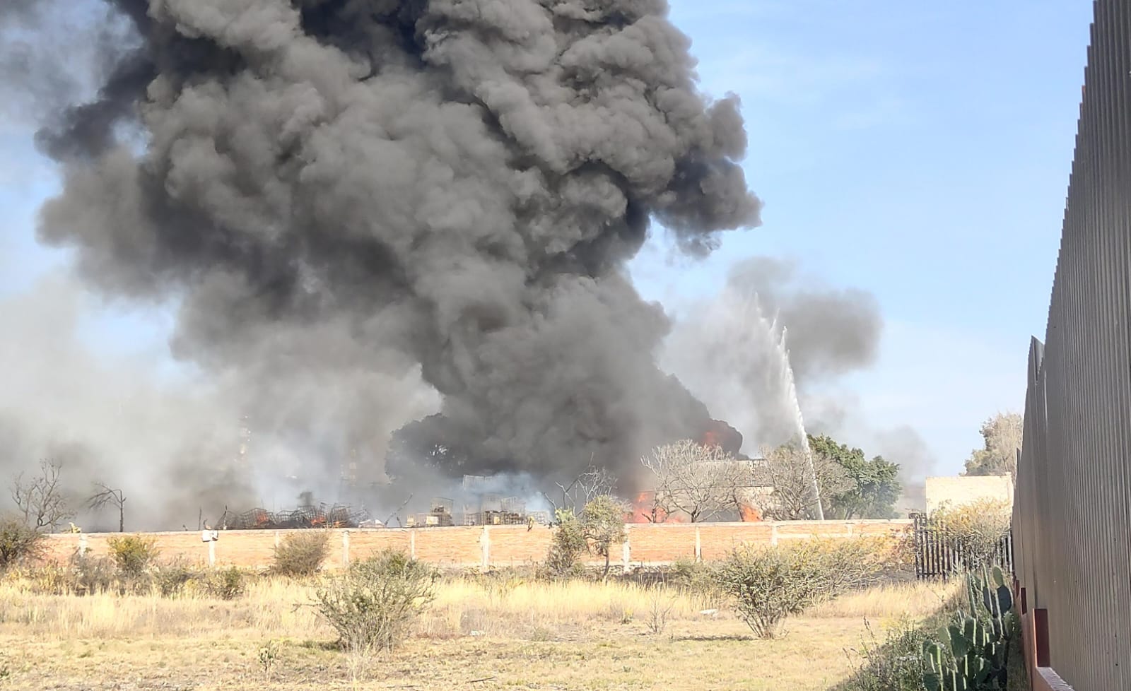 Arde recicladora en San José el Alto ubicada a espaldas del penal