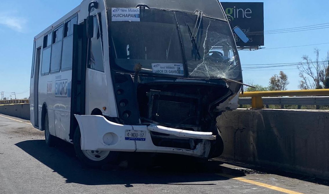 Muere operador de transporte de personal tras fuerte choque en la carretera Querétaro San Luis Potosí