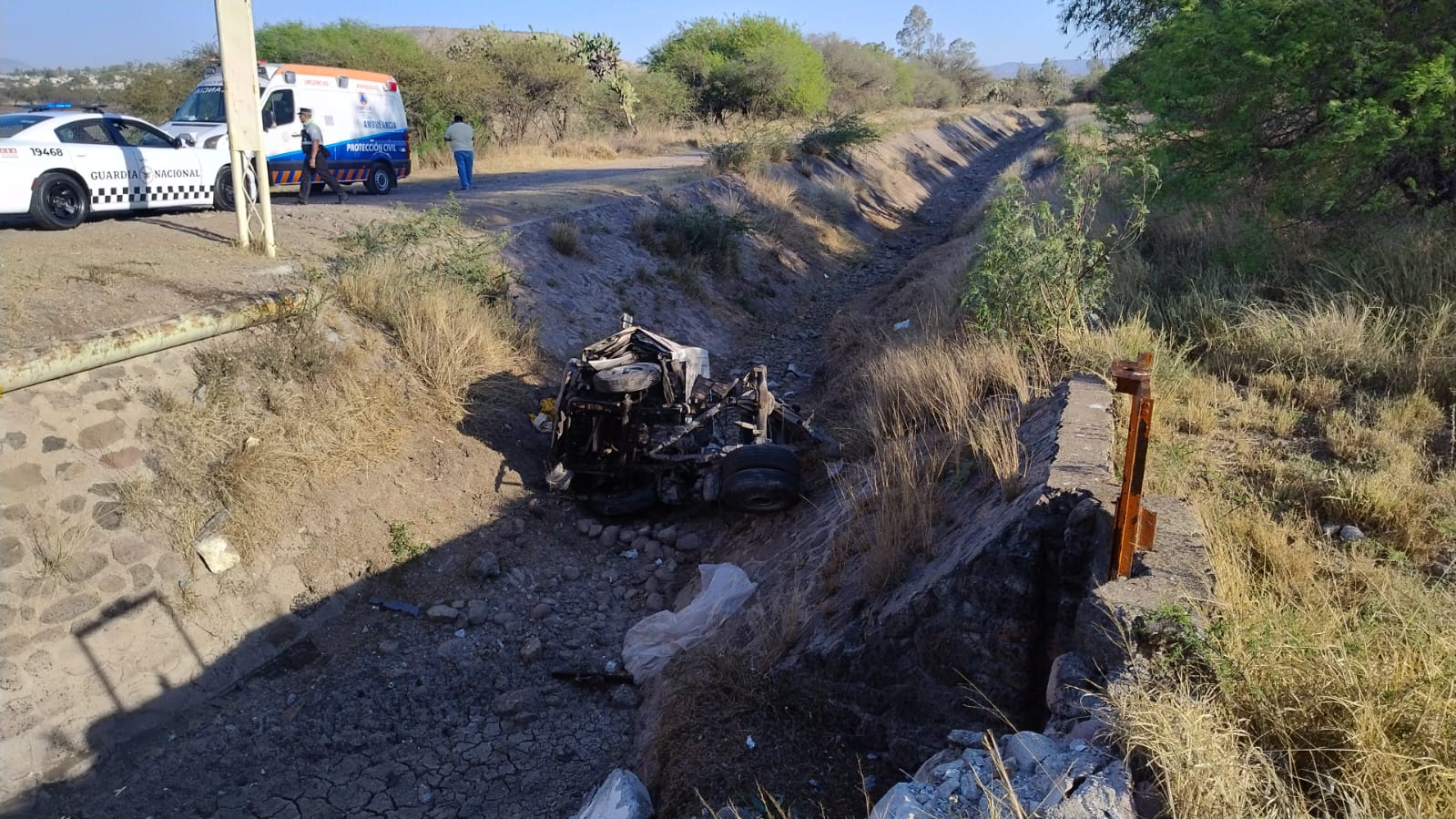 Conductor de camión repartidor de Coppel resultó lesionado al salir del camino con su unidad