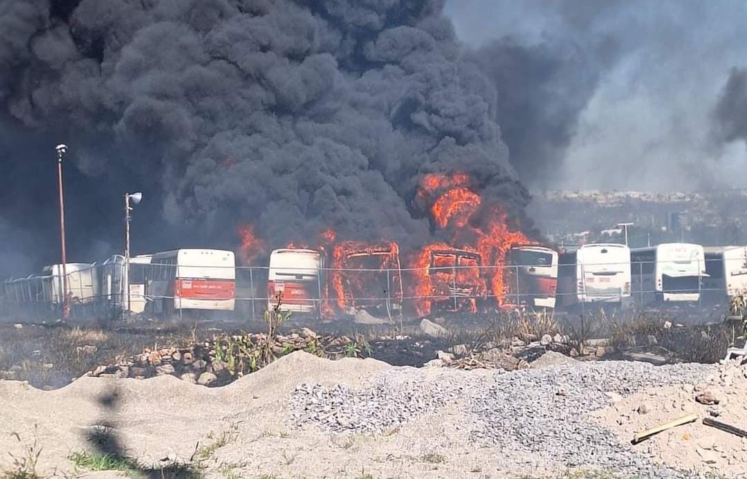 Más de 25 camiones de transporte público consumidos por el fuego en Satelite