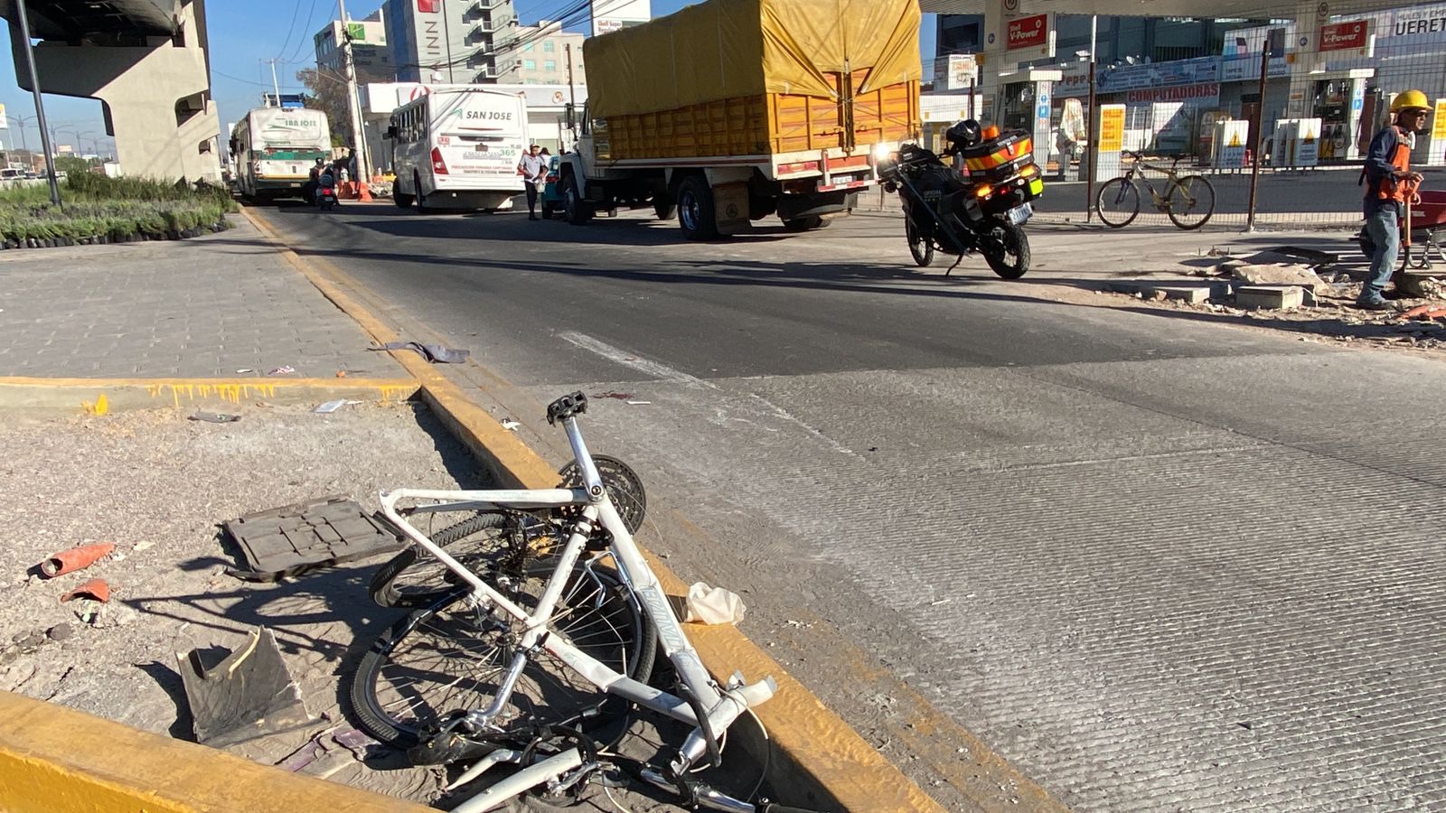 Camión de transporte de personal arrolló a una mujer ciclista en Zaragoza y Paseo 5 de Febrero