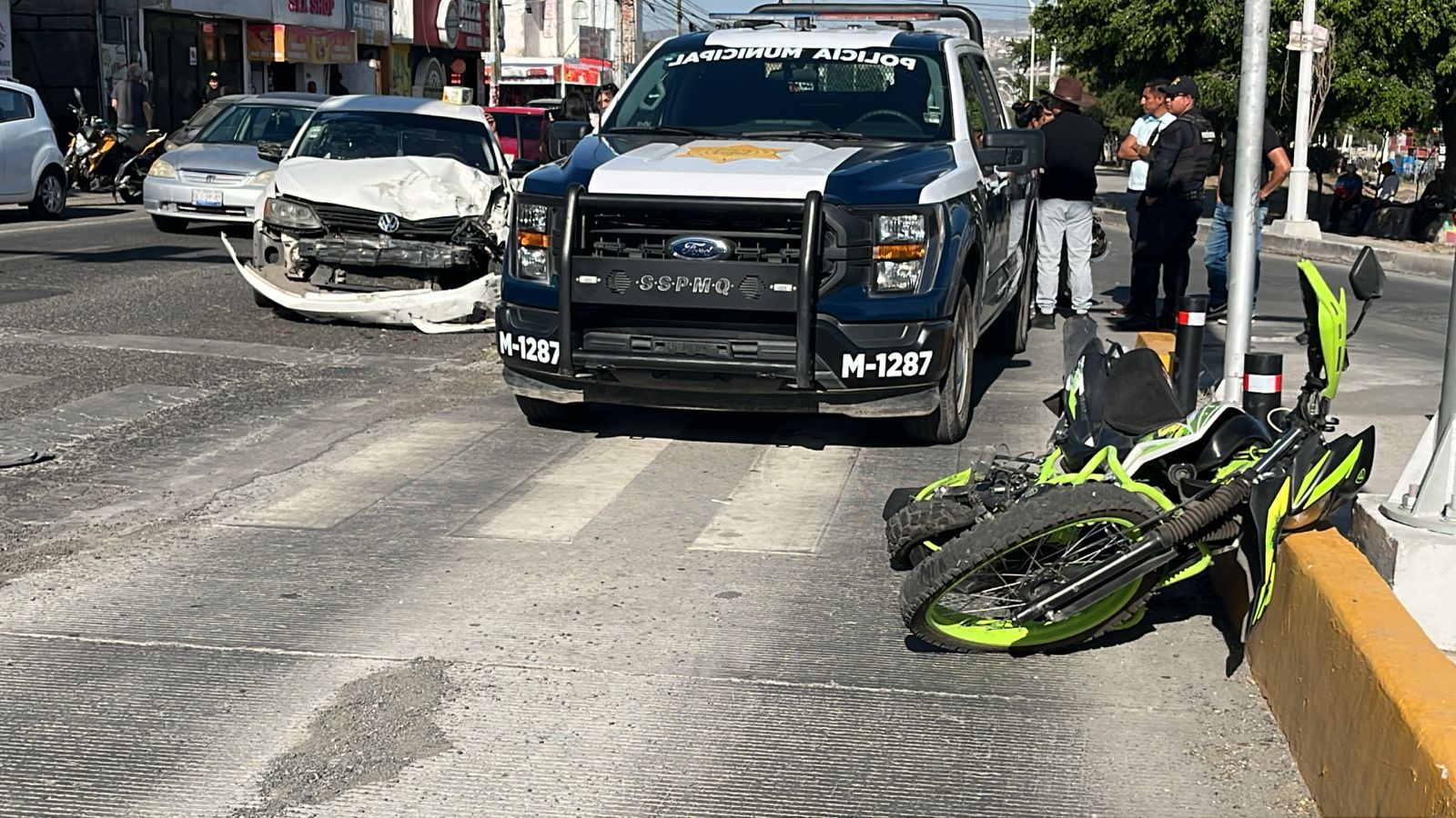 Ebrio conductor embiste a un motociclista y lo proyecta contra otro auto en Avenida de La Luz