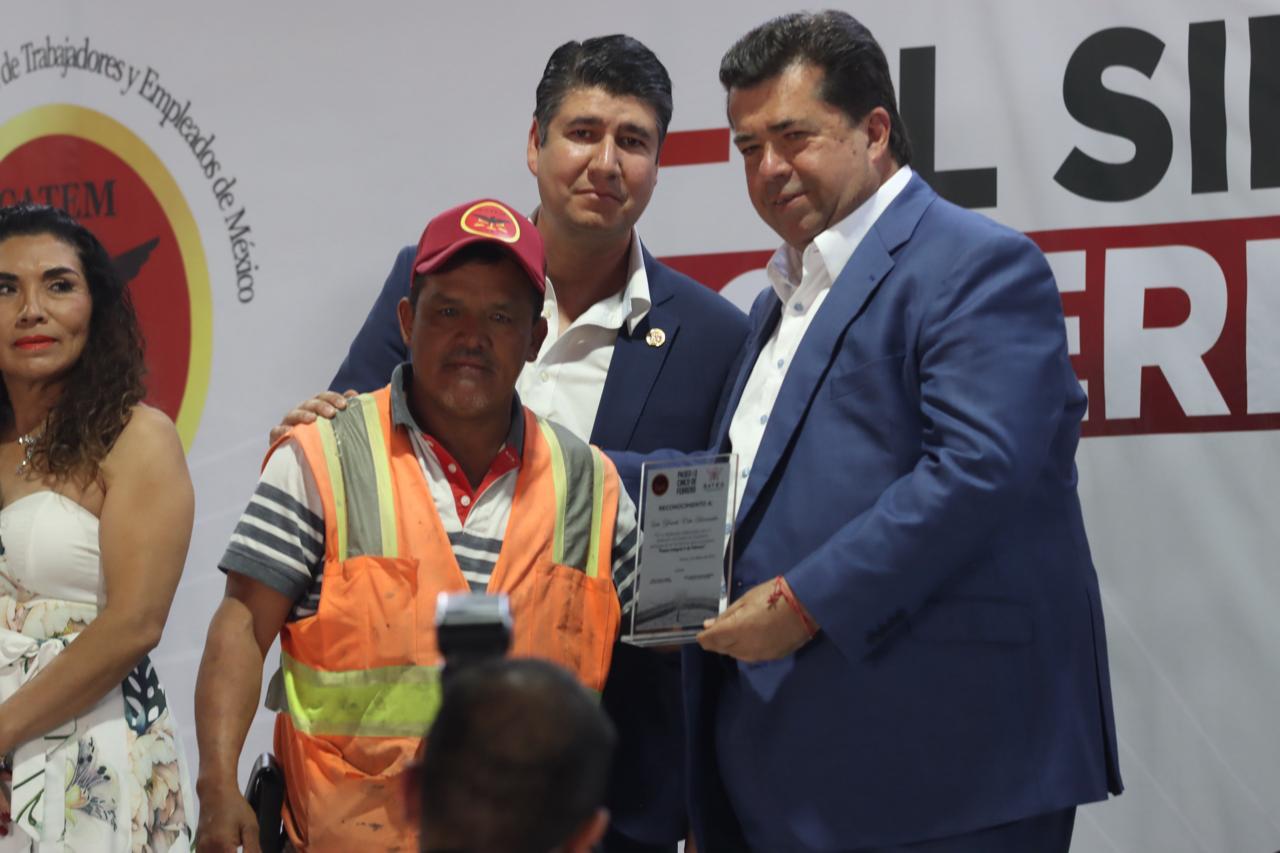 Entrega CATEM reconocimientos a trabajadores de la obra de 5 de febrero