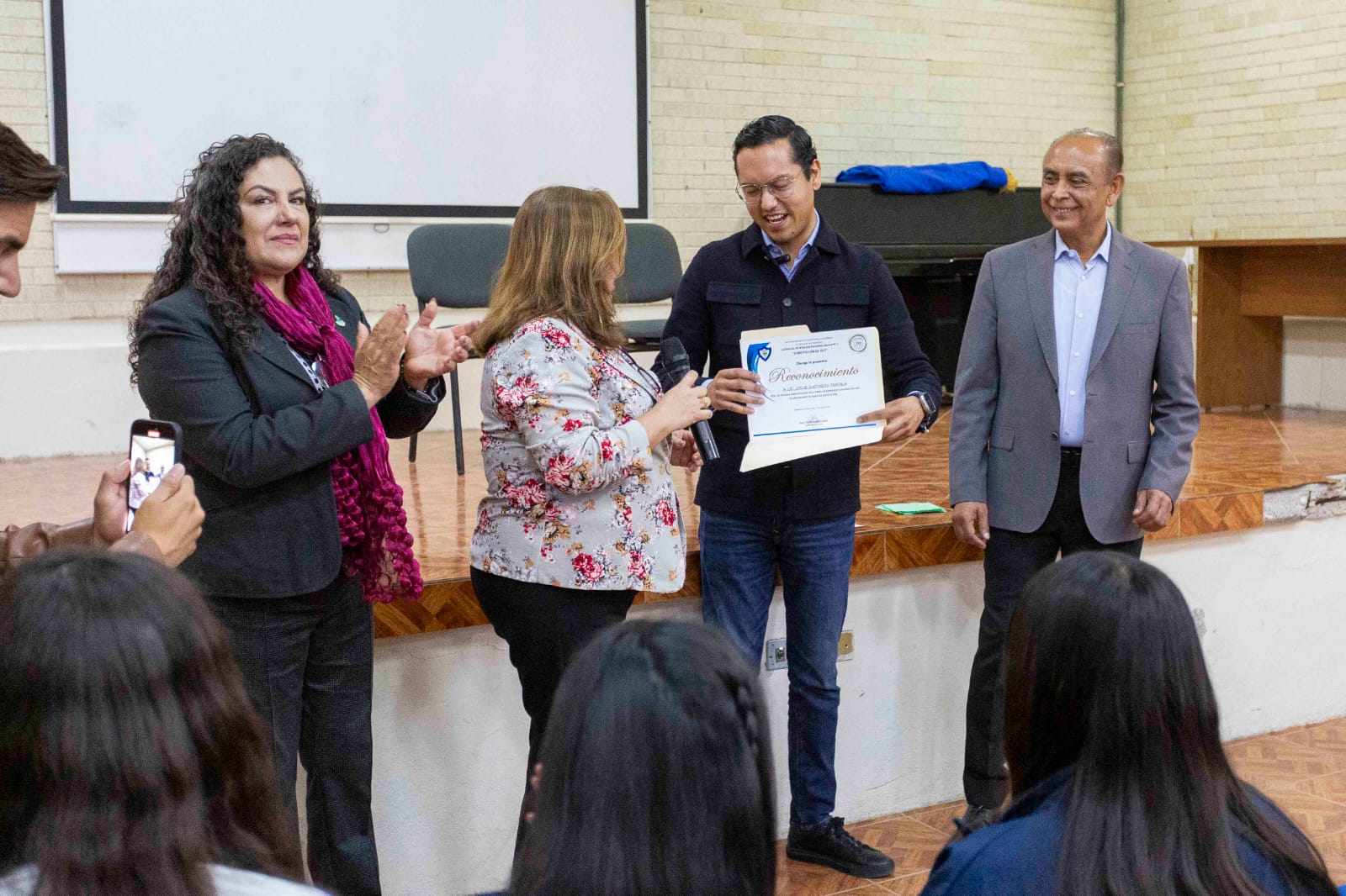 Abracen sus sueños y luchen por hacerlos realidad: Chepe Guerrero