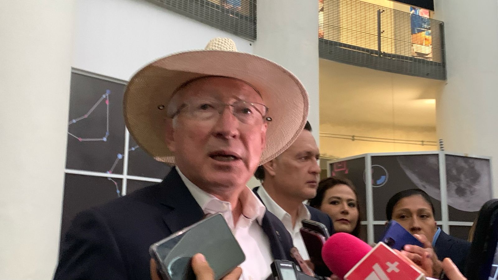 El Embajador de Estados Unidos Ken Salazar aceptó que el 70% de las armas de criminales vienen de EUA