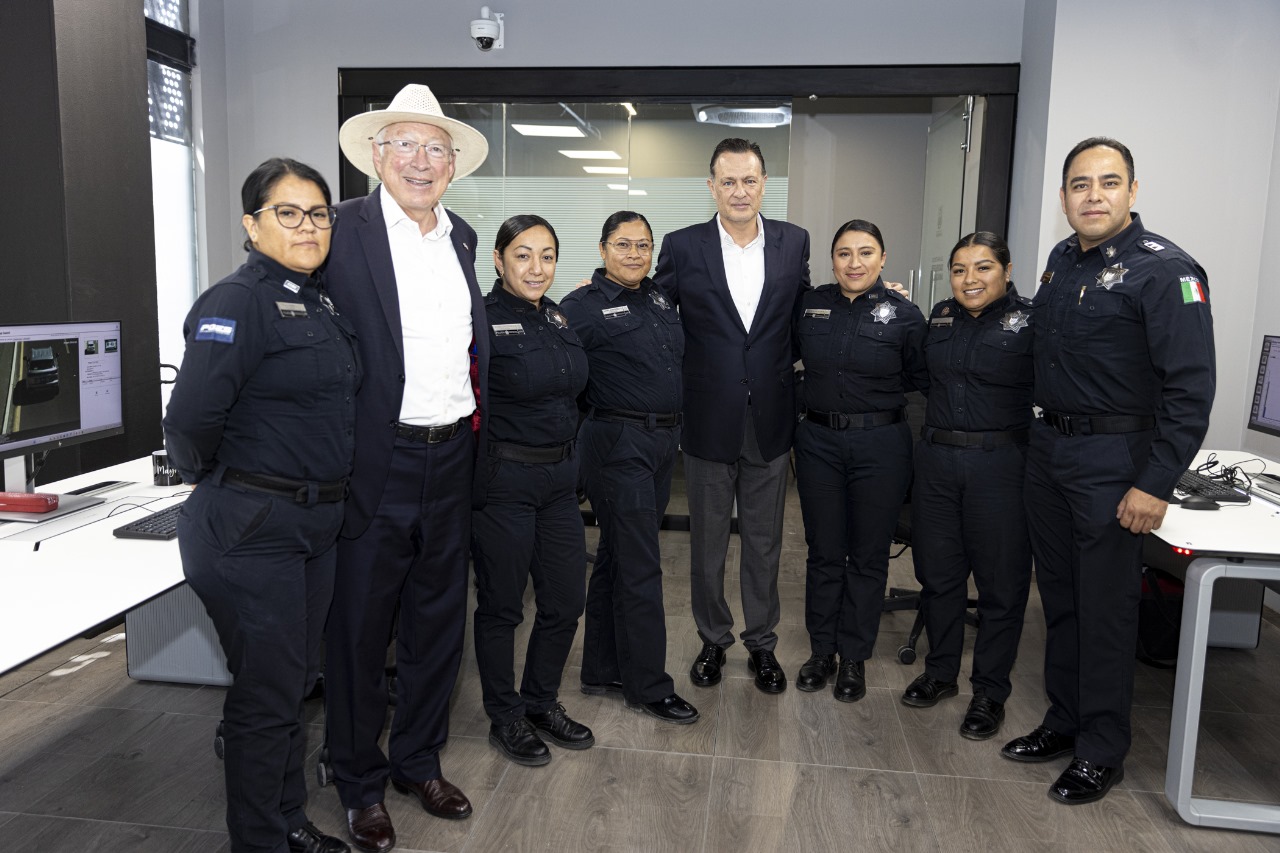 Recorre Ken Salazar complejo de seguridad de Querétaro