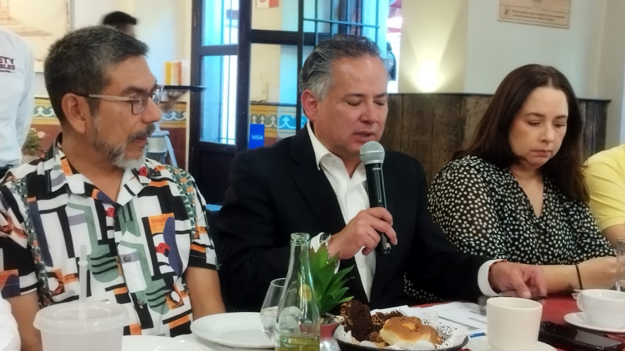 Beatriz Robles y Santiago Nieto suscriben agenda ciudadana