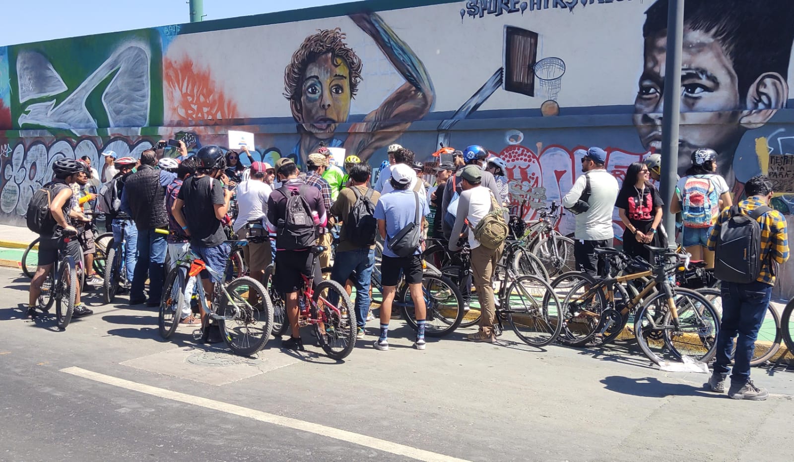 Ciclistas se reúnen en Paseo 5 de Febrero para manifestarse por las ciclovías