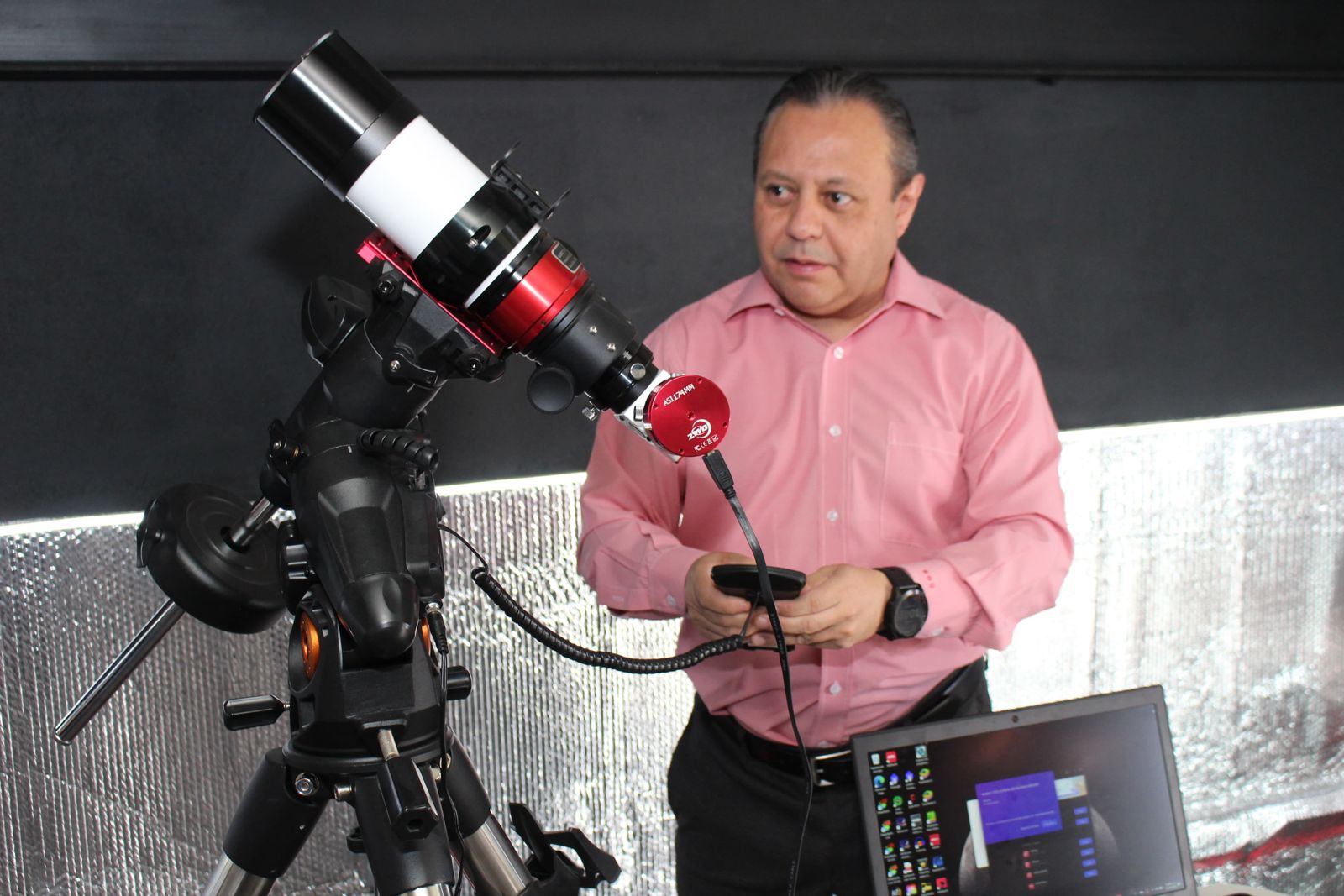 Capacitan a docentes en métodos de observación segura para los alumnos en eclipse solar