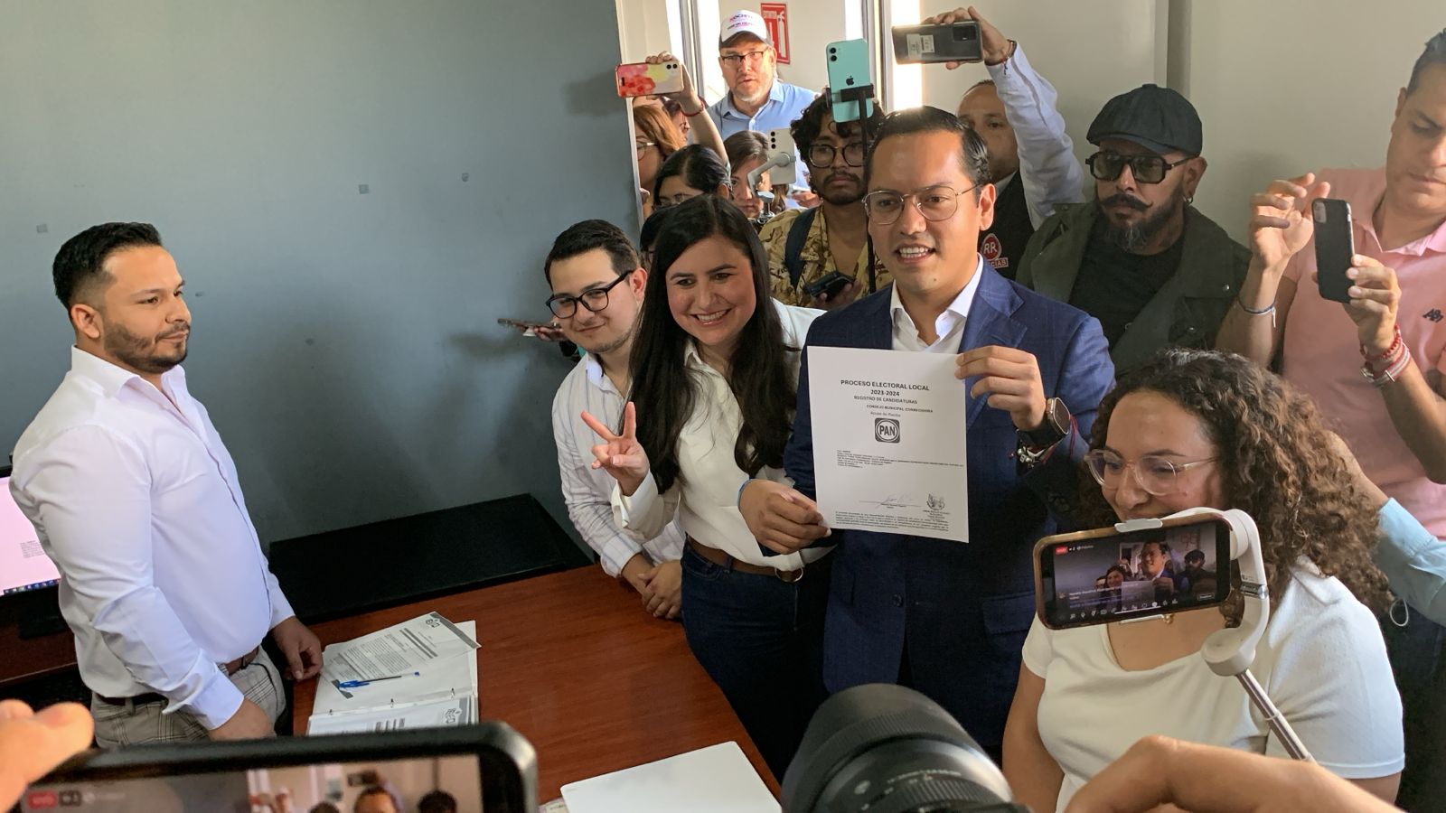 Registra su candidatura a la presidencia municipal de Corregidora Chepe Guerrero ante IEEQ