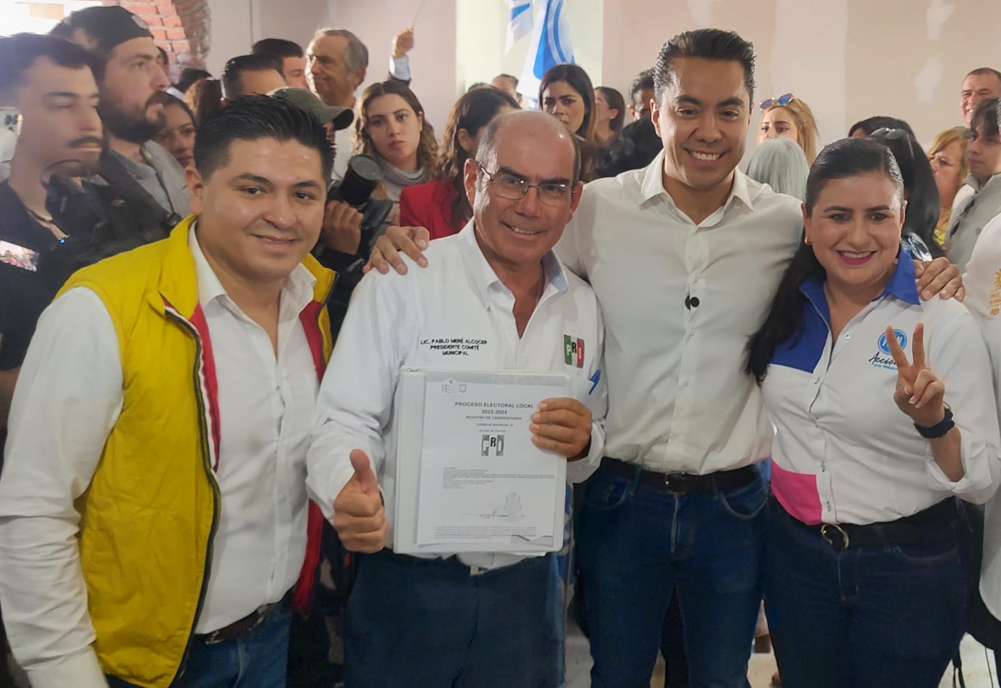 Fernando Macías se registra a la presidencia municipal