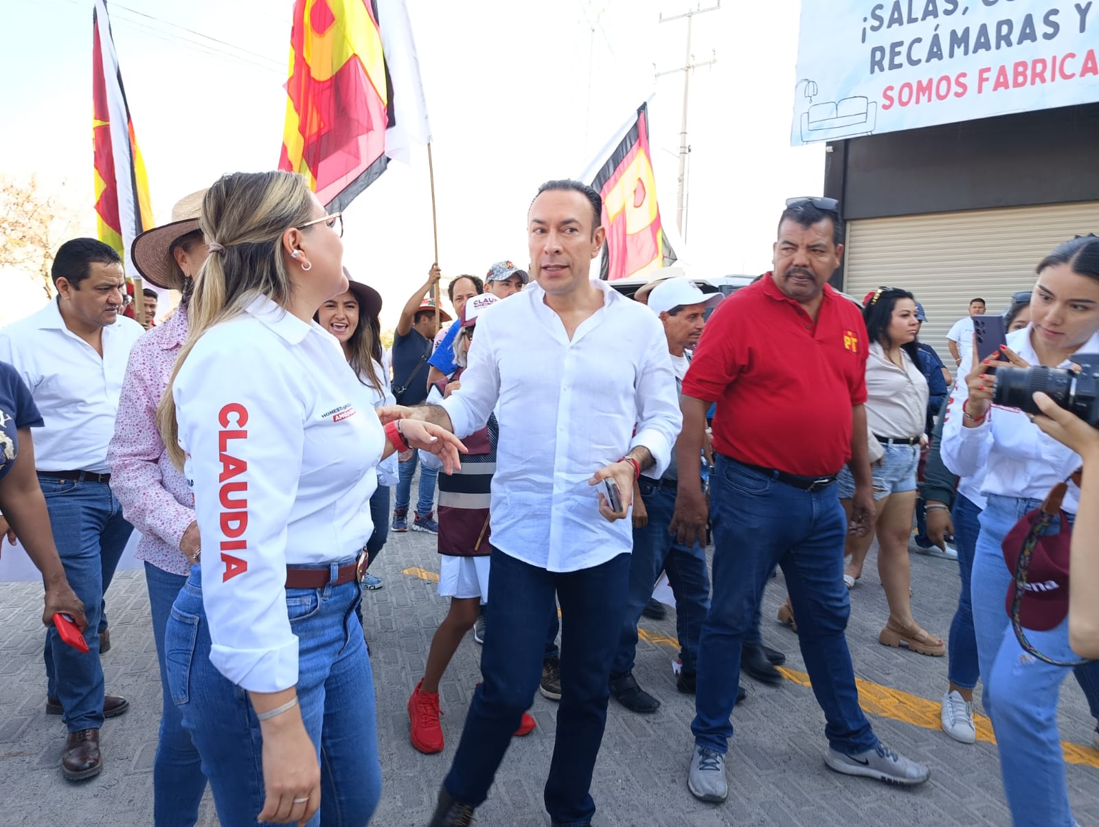 Arturo Maximiliano registra su candidatura como diputado local por el Distrito III