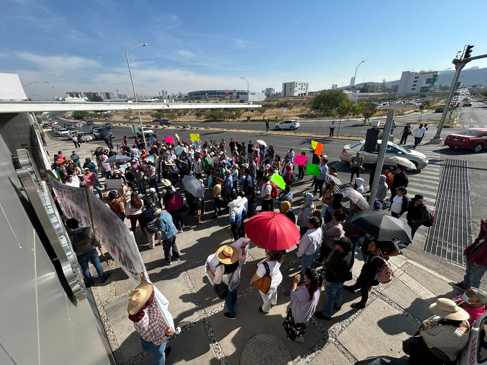 SE MANIFIESTAN EN CONGRESO LOCAL VS “TANDEO DE AGUA”