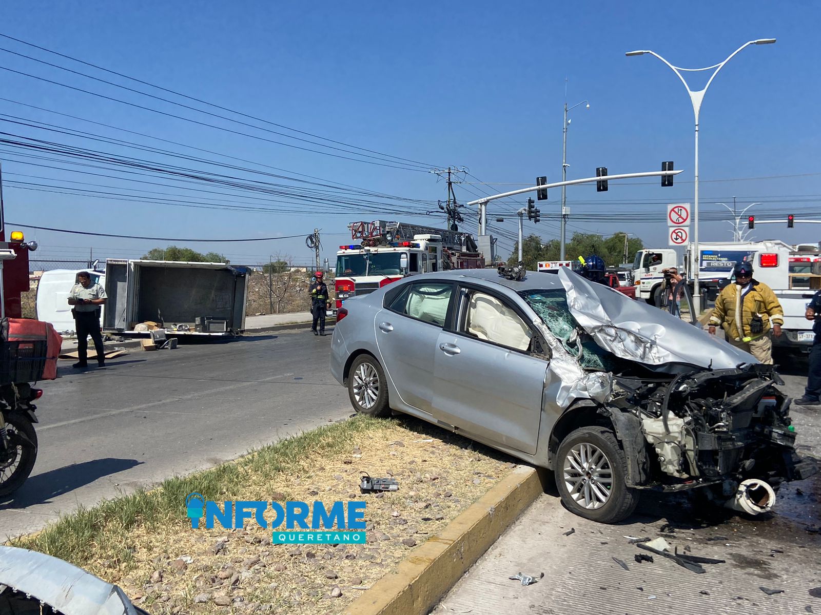 Fuerte choque automovilístico en av Tlacote