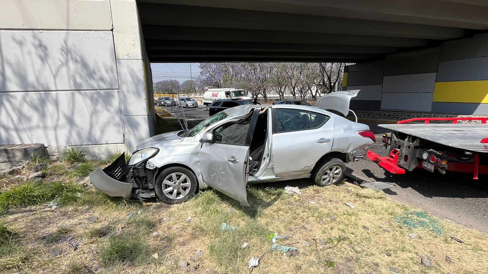 Cae automovil de puente vehicular en el Boulevard de la Nación