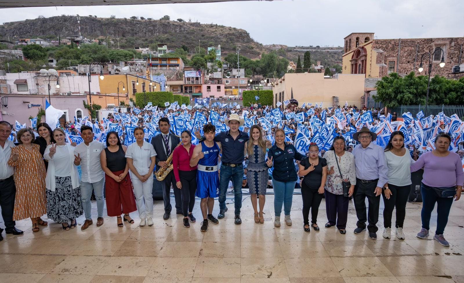 Rodrigo Monsalvo arranca su campaña por El Marqués