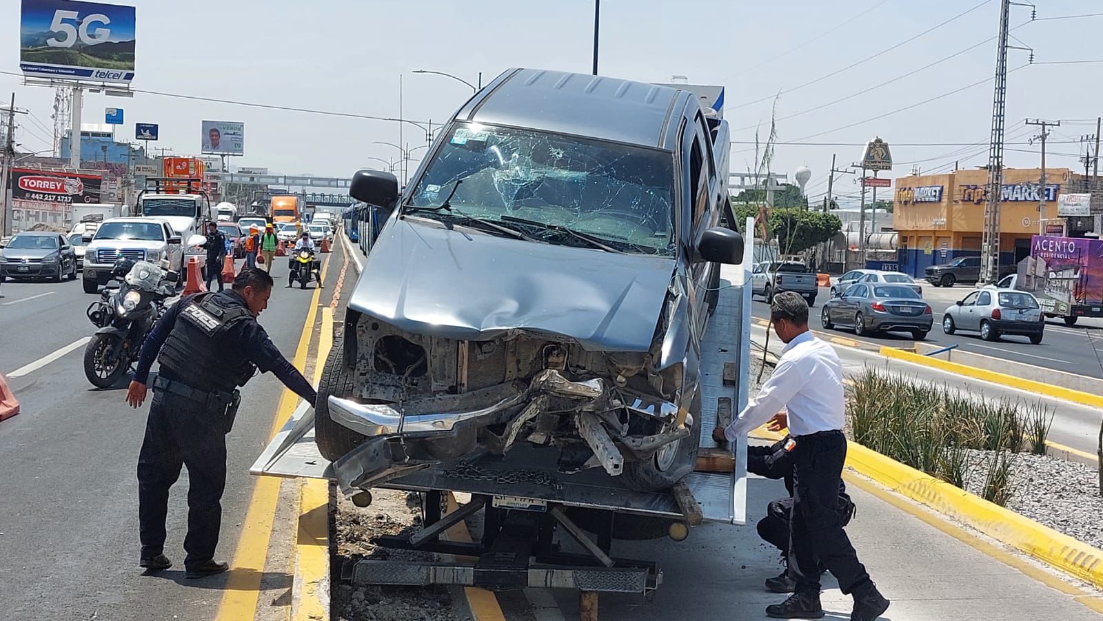 Conductor estrena el P5F al estampar su camioneta contra el muro de contención del puente de La Obrera