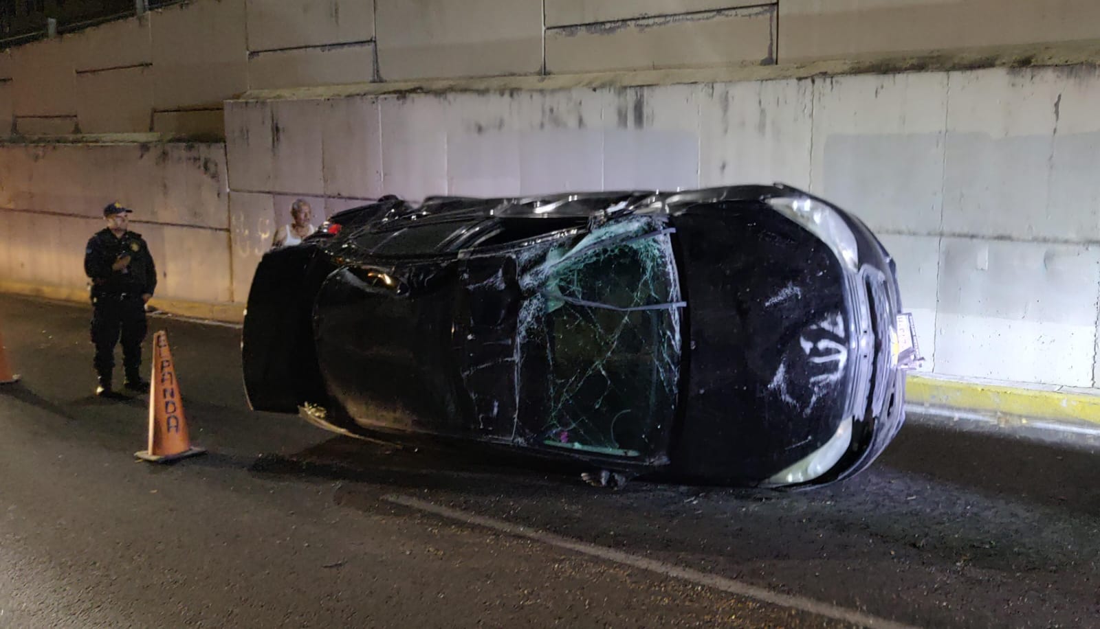 Vehículo cayó de puente vehicular en la Reforma Agraria