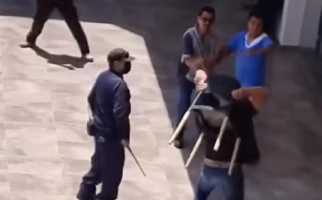 Hijos de hombre golpeado en la Plaza Nazas exigen justicia y castigo para el responsable