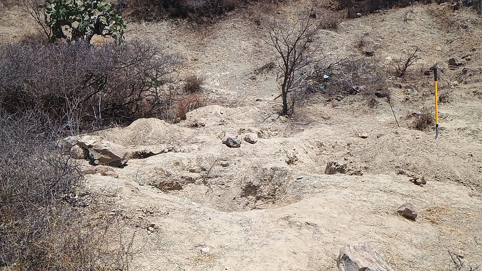 Localizan restos humanos enterrados en Santa Barbara La Cueva en San Juan del Río