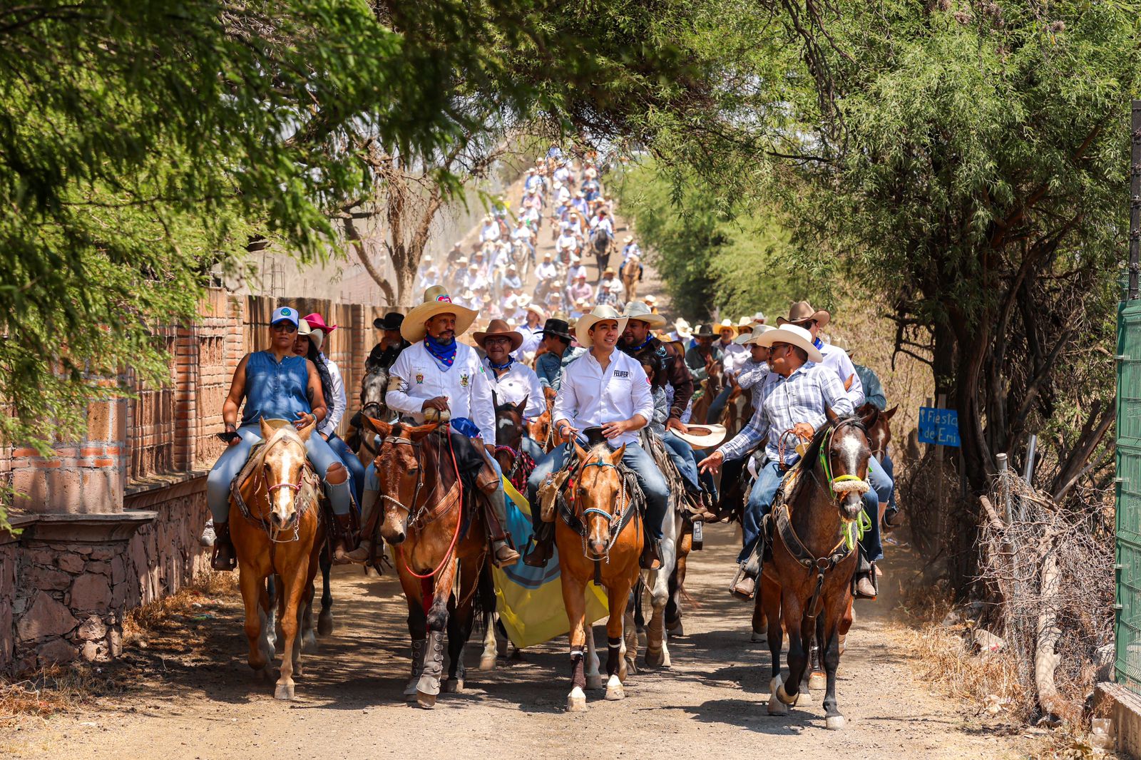 Encabeza Felifer cabalgata en Santa Rosa Jáuregui