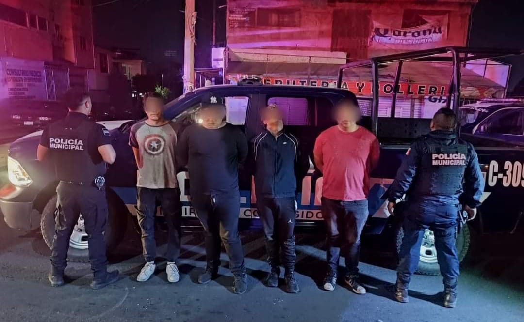 Policías municipales de #Corregidora aseguraron a cuatro personas; dos por resistencia de particulares y dos por usurpación de funciones.