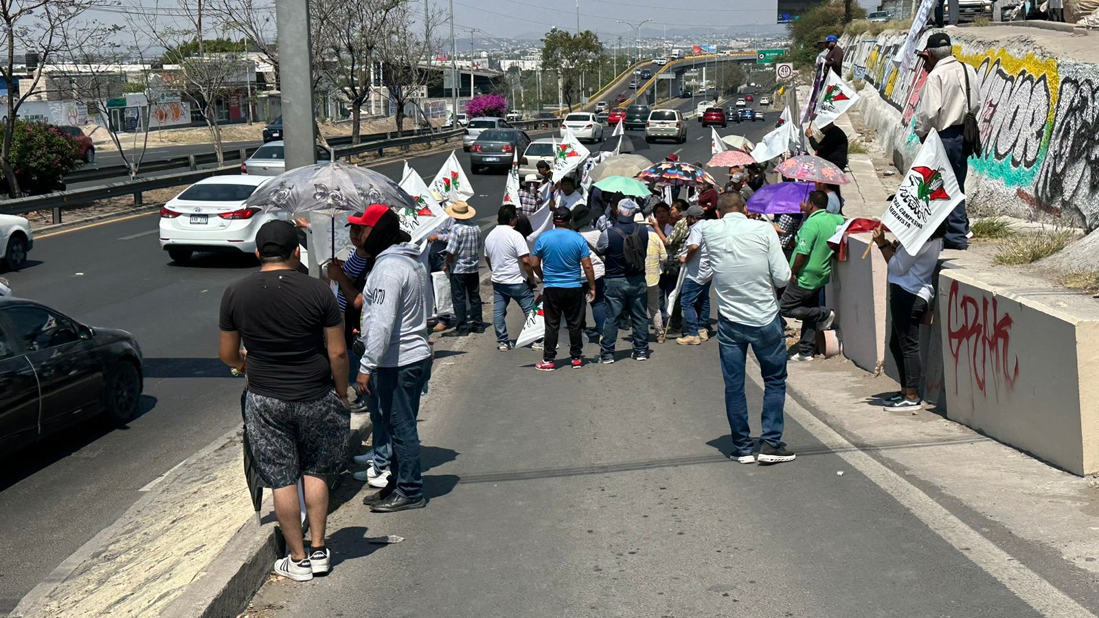 Bloquean ejidatarios de San Pablo el Blvd Bernardo Quintana.