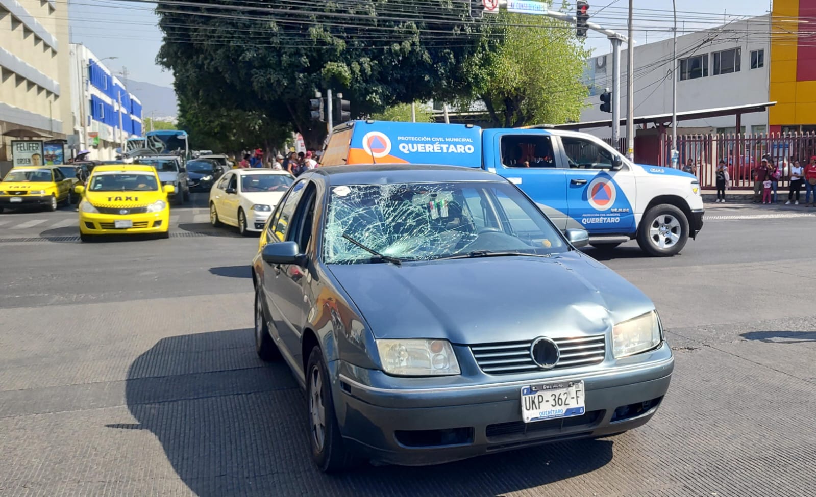 Conductor arrolló a dos mujeres en el cruce de Constituyentes y Corregidora