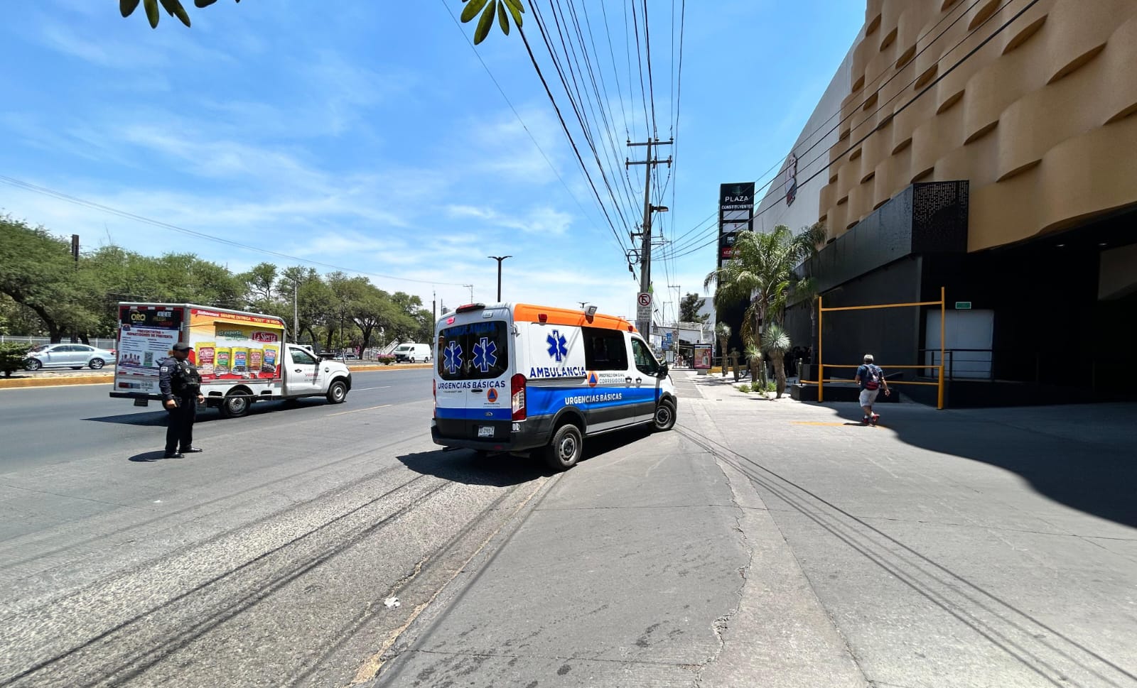 Sujetos golpean a un joven al exterior de la Plaza Constituyentes