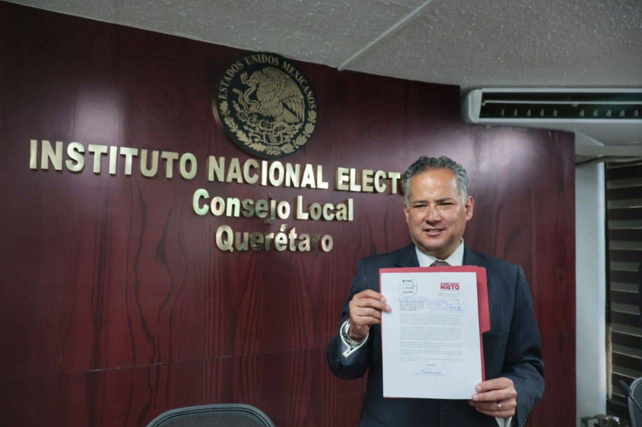 Santiago Nieto presentó ante la UAQ e INE sus declaraciones 5 de 5 y 8 de 8